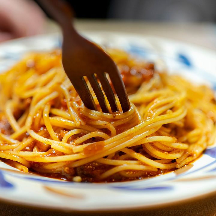 Spaghetti on an Italian majolica plate